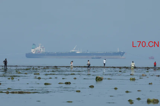 2026 年 3 月 11 日，装载俄罗斯石油的 “沙漠风筝号” 油轮停靠在印度古吉拉特邦阿拉伯海的纳拉拉海洋国家公园附近。