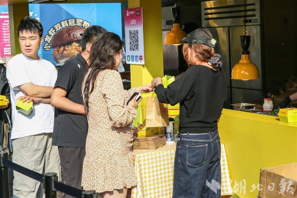 13天售超40万份 青春走读班解码武汉汉堡节背后的青春经济