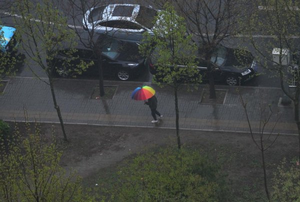 北京今天仍有分散性阵雨，明天气温回升，北风加大