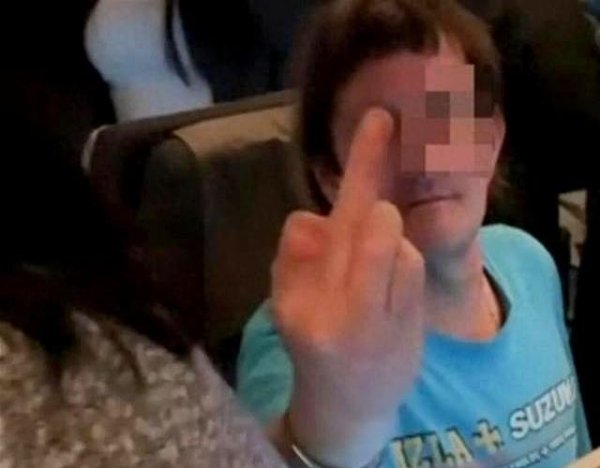 英籍旅客在中国航班上失控？多次骚扰女乘务员、吸烟并辱骂乘客，警方介入