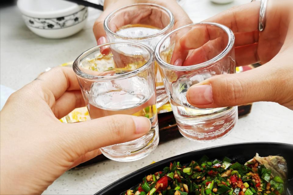 为何年轻人宁愿喝奶茶，也不愿喝白酒？背后4个原因很扎心