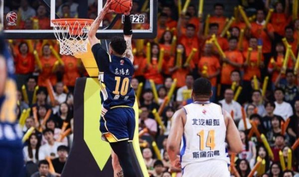 胡明轩骂焦泊乔后又怒推张皓嘉 广东内部矛盾可不只有杜锋 执教天平失衡